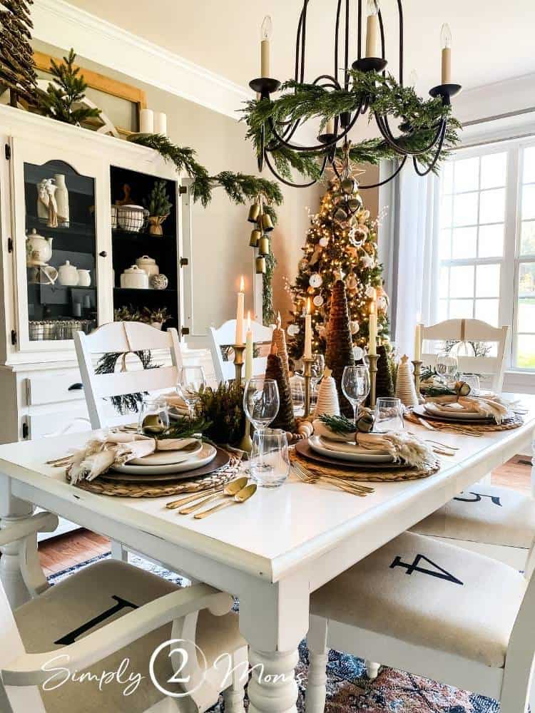 Elegant Farmhouse Dining Room Christmas Tablescape with Gold Cutlery — Farmhouse Christmas Decor