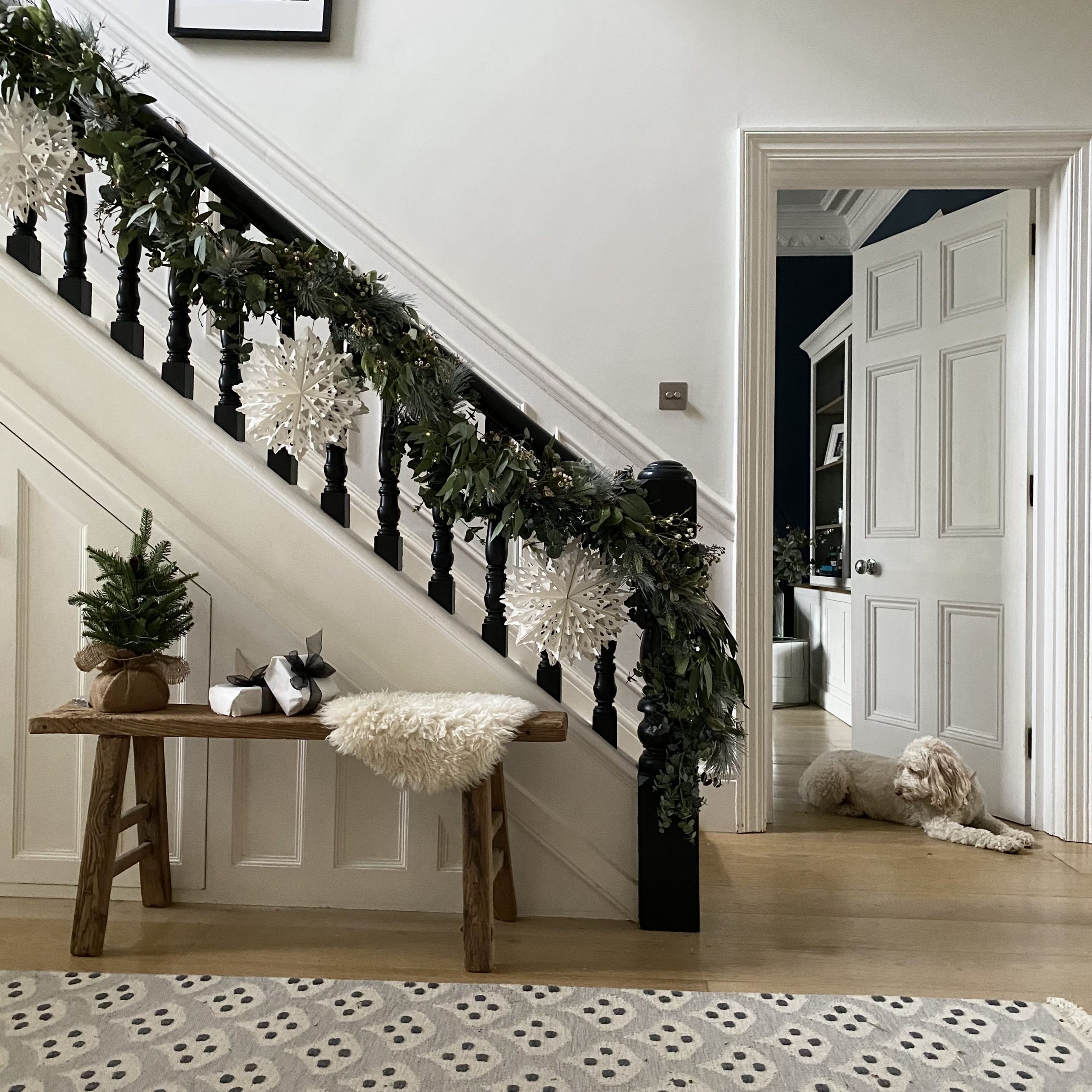 Inviting Hallway with String Lights and Christmas Tree Inviting Hallway with String Lights and Christmas Tree — Christmas Staircase Decor