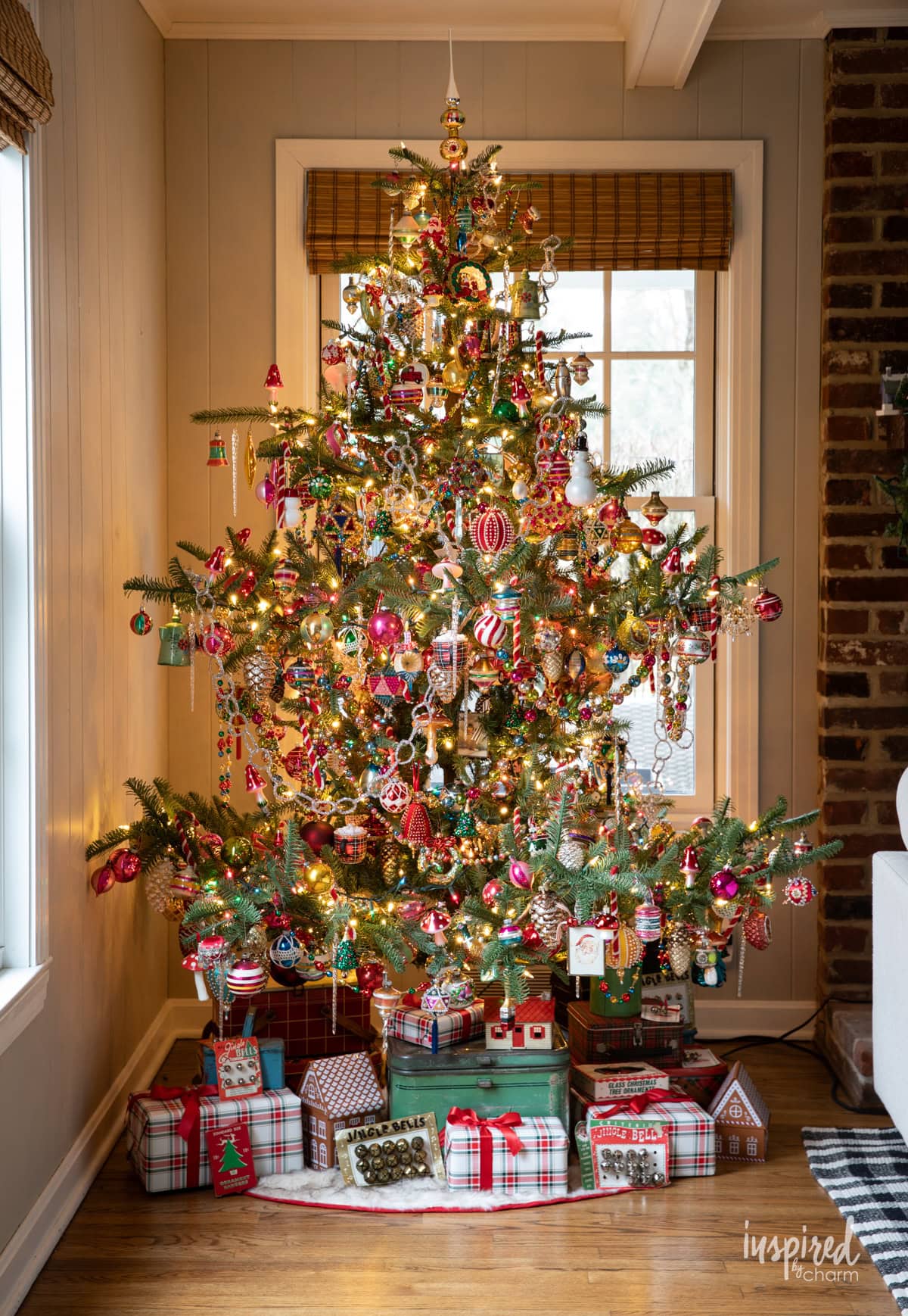 Corner Tree Adorned with Vintage-Style Ornaments and Warm White Lights Corner Tree Adorned with Vintage-Style Ornaments and Warm White Lights — Christmas Tree with Colored Lights