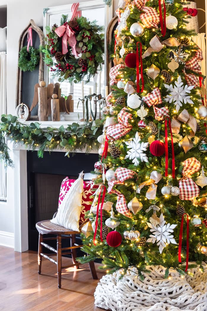 Christmas Tree Beside a Fireplace with Garland and Wreath Christmas Tree Beside a Fireplace with Garland and Wreath — Red and Green Christmas Decor