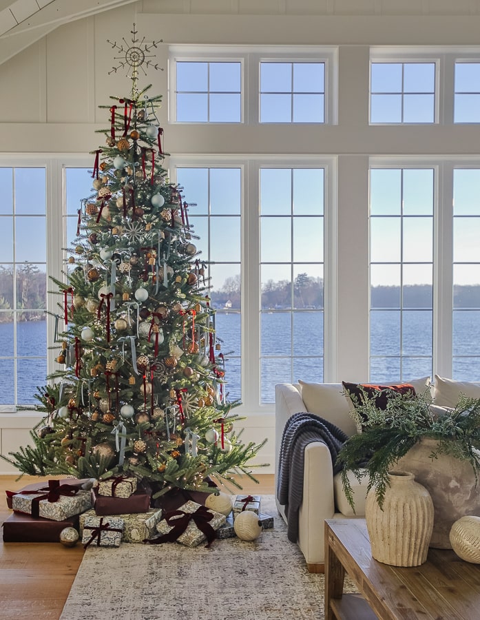 Modern Christmas Tree with Gold and Blue Accents Modern Christmas Tree with Gold and Blue Accents — Christmas Tree Themes