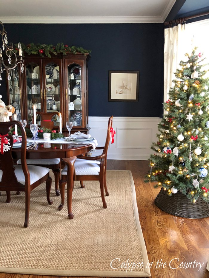 Traditional Dining Room in Navy Blue Scheme Traditional Dining Room in Navy Blue Scheme — Blue Christmas Decor