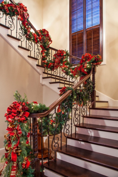 Grand Staircase with Oversized Red Bows Grand Staircase with Oversized Red Bows — Christmas Staircase Decor