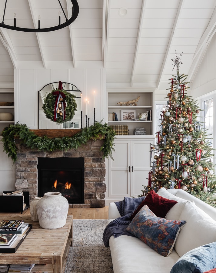 Classic Christmas Tree with Red and Gold Ornaments Classic Christmas Tree with Red and Gold Ornaments — Christmas Tree Themes