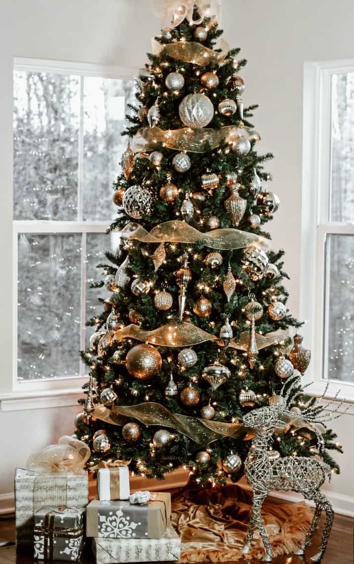 Sophisticated Gold and Silver Christmas Tree with Metallic Accents — Christmas Tree Decorating