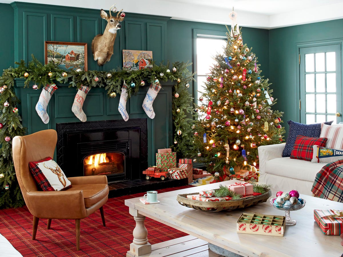 Deep Green Walls for a Festive Traditional Christmas Living Room Deep Green Walls for a Festive Traditional Christmas Living Room — Christmas Living Room Decor