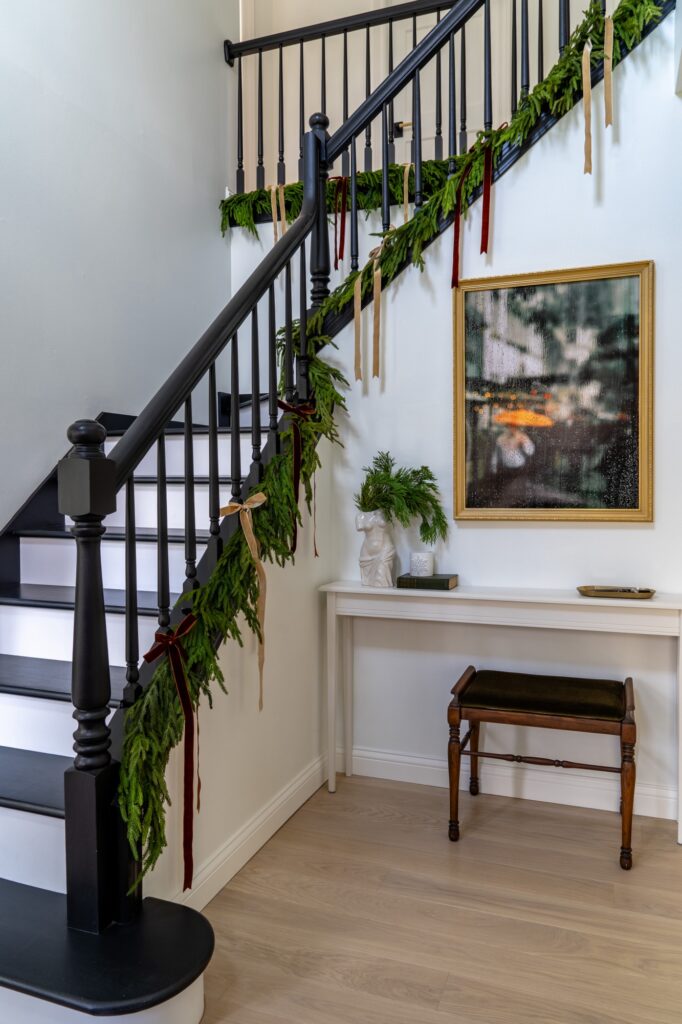 Modern Hallway with Black Spindles and Velvet Ribbon Modern Hallway with Black Spindles and Velvet Ribbon — Christmas Staircase Decor