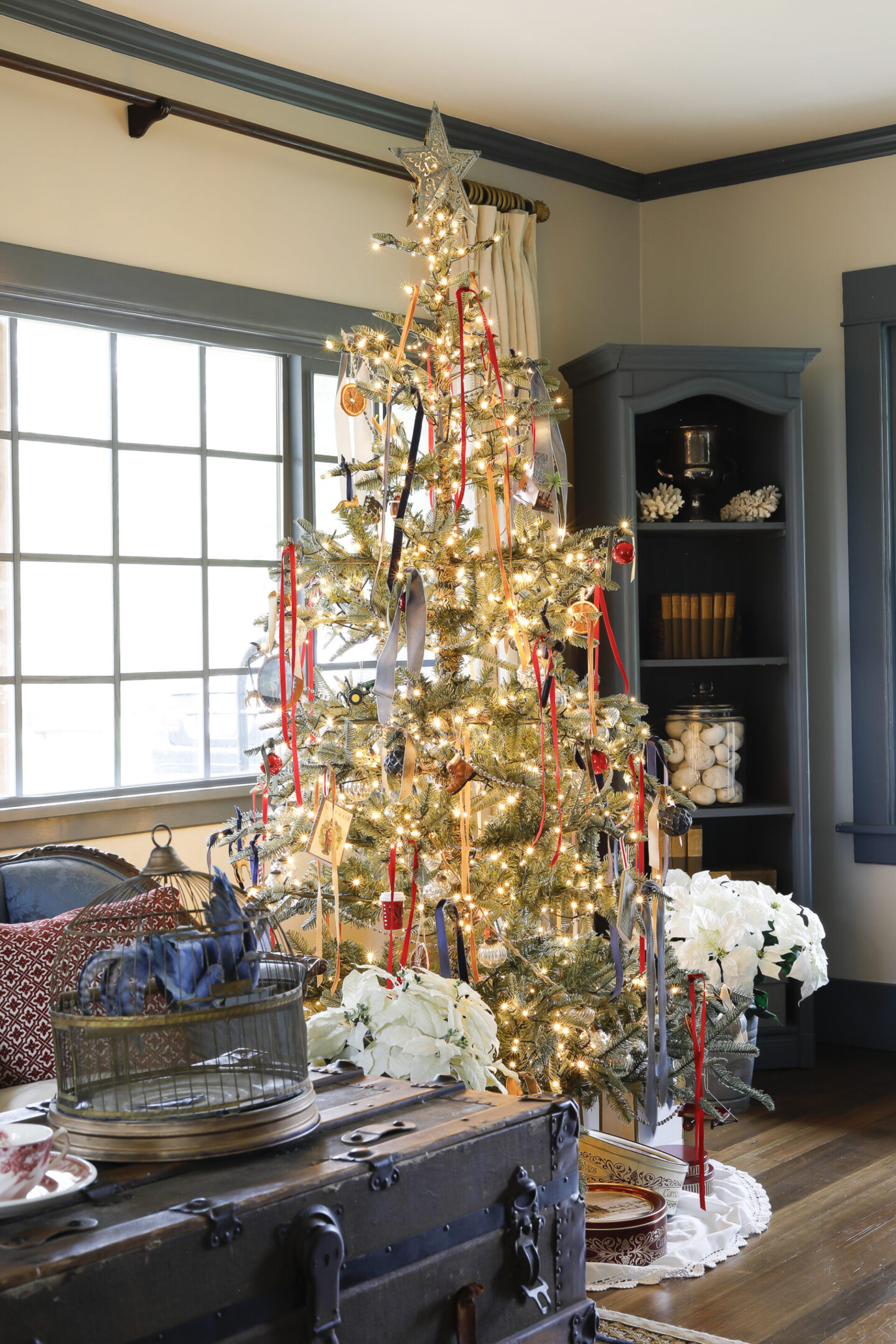Cozy Living Room with Traditional Christmas Tree and Vintage Trunk — Traditional Christmas Decor