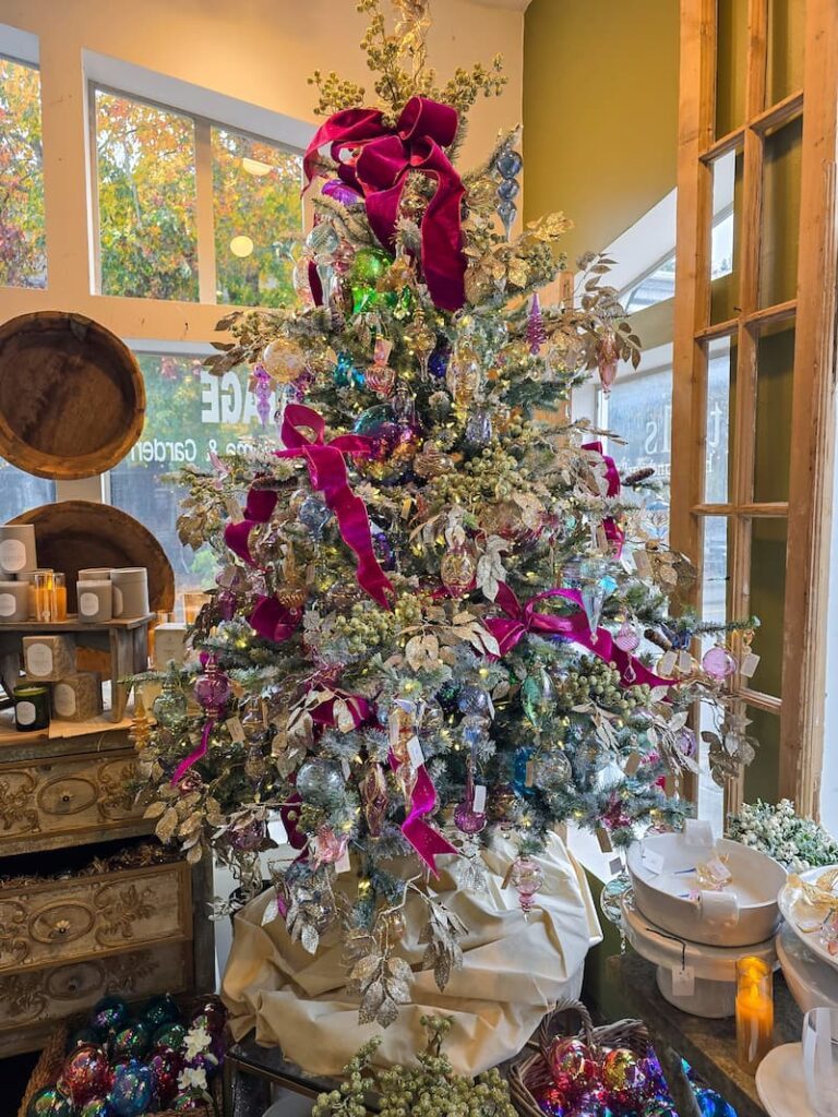 Glamorous Pink Bows: Lavish Flocked Tree Decoration Glamorous Pink Bows: Lavish Flocked Tree Decoration — Flocked Christmas Tree Decor