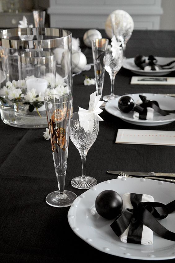 Dining Table Sophisticated New Year's Eve Table with Black Baubles on White Plates Dining Table Sophisticated New Year's Eve Table with Black Baubles on White Plates — New Years Eve Table Decor