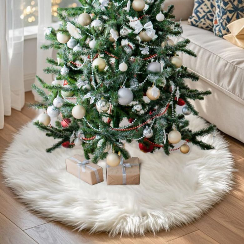 Fluffy White Faux Fur Skirt for a Cozy Ambiance Fluffy White Faux Fur Skirt for a Cozy Ambiance — Christmas Tree Skirt