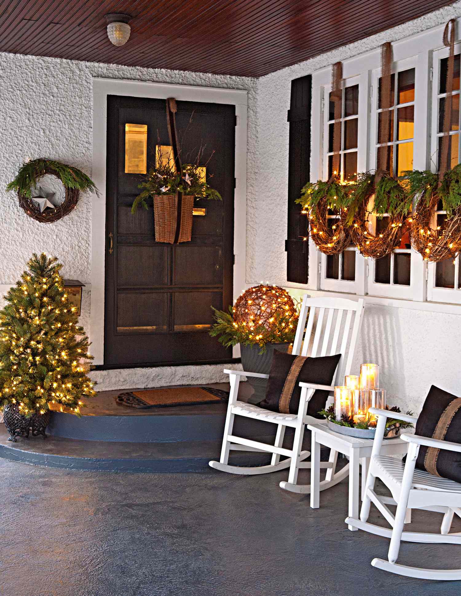 Traditional Cozy Visual Idea Traditional Cozy Visual Idea — Christmas Front Door Decor