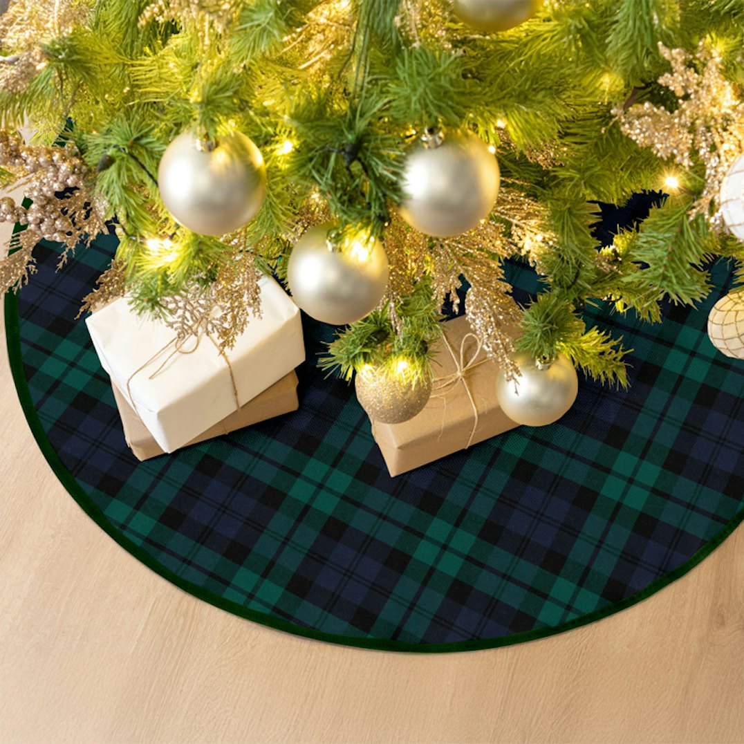 Bold Plaid Fabric for a Traditional Holiday Statement Bold Plaid Fabric for a Traditional Holiday Statement — Christmas Tree Skirt