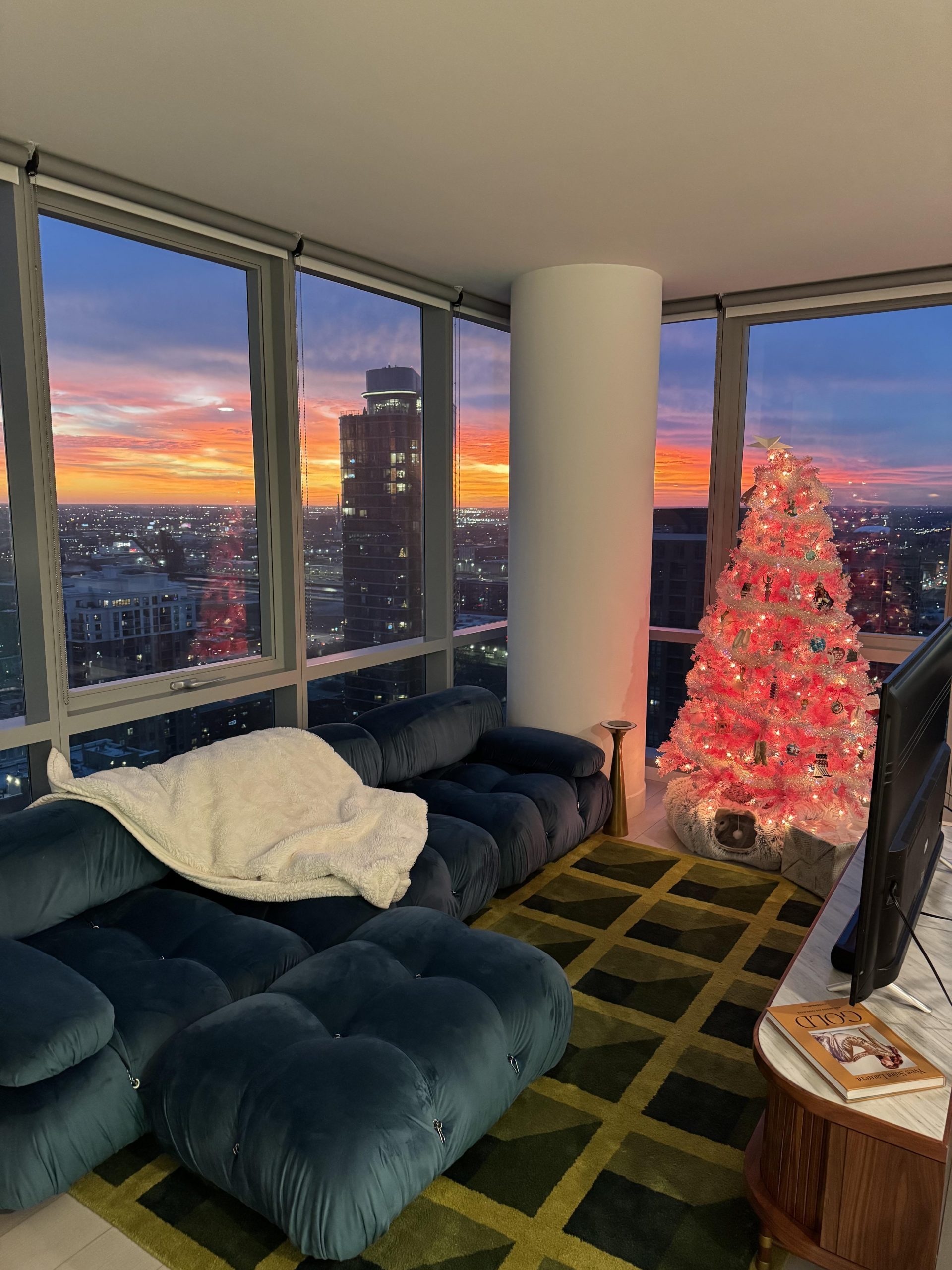 Vibrant Pink Christmas Tree with City View in a Modern Apartment Vibrant Pink Christmas Tree with City View in a Modern Apartment — Christmas Apartment Decor