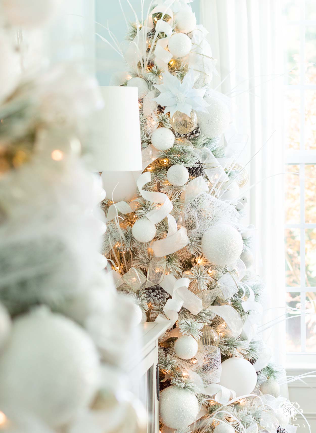 Monochromatic White and Silver Christmas Tree Elegance Monochromatic White and Silver Christmas Tree Elegance — Aesthetic Christmas Decor