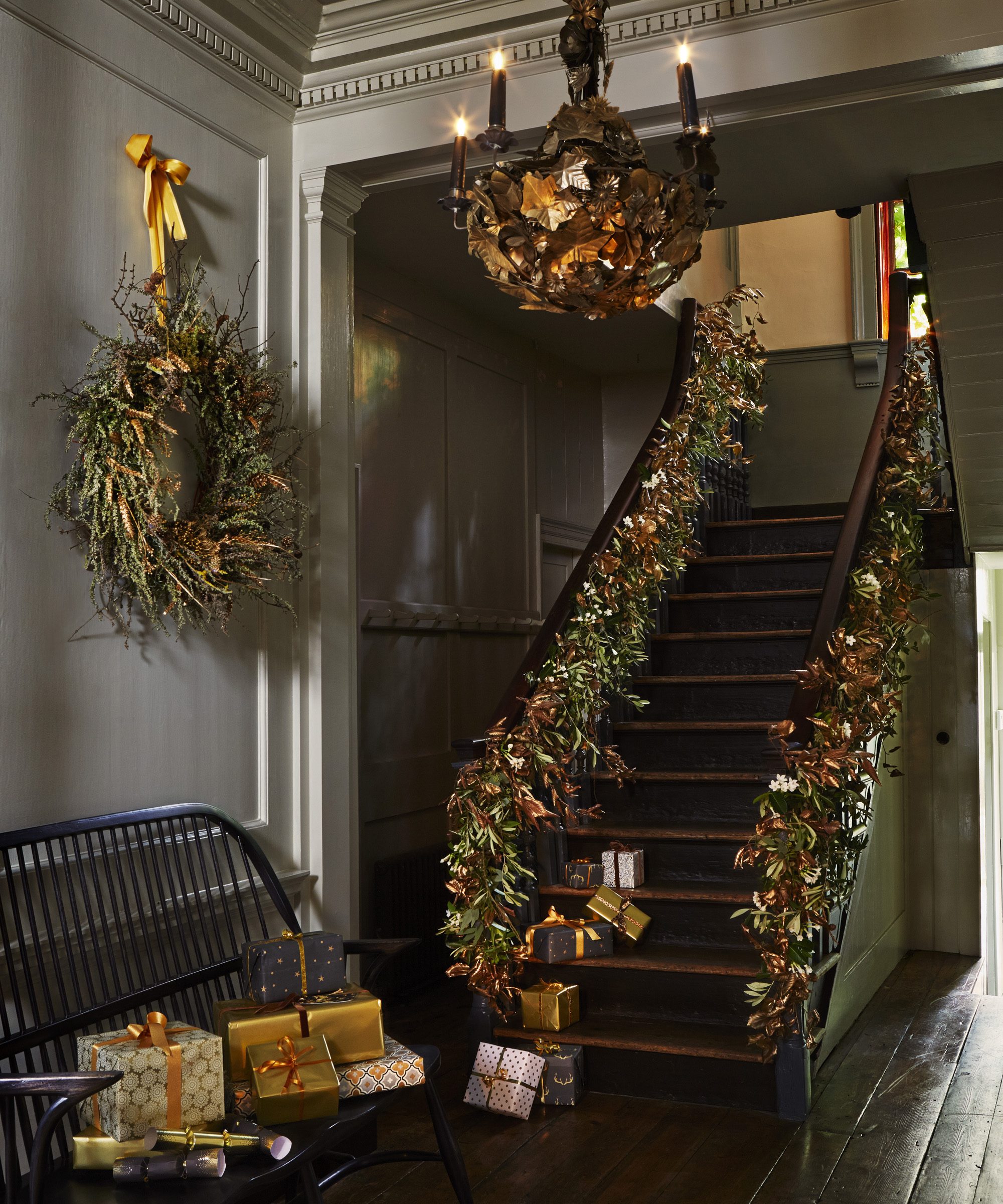Traditional Staircase with Dense Garland and Wreath Traditional Staircase with Dense Garland and Wreath — Christmas Staircase Decor
