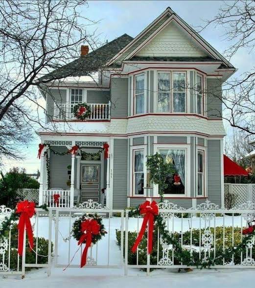 Victorian House Fence Decorated with Large Red Bows — Christmas House Exterior Decor