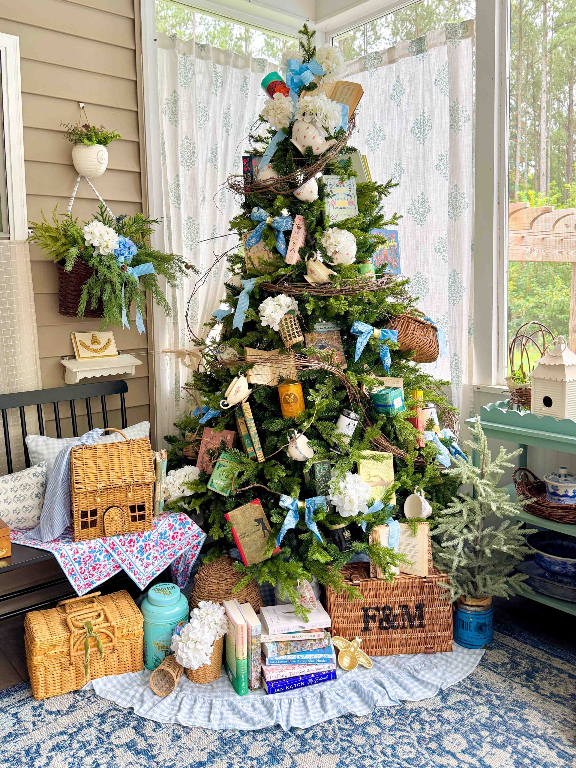 Boho Sunroom Tree with Books and Basket Ornaments Boho Sunroom Tree with Books and Basket Ornaments — Christmas Tree Trends 2026
