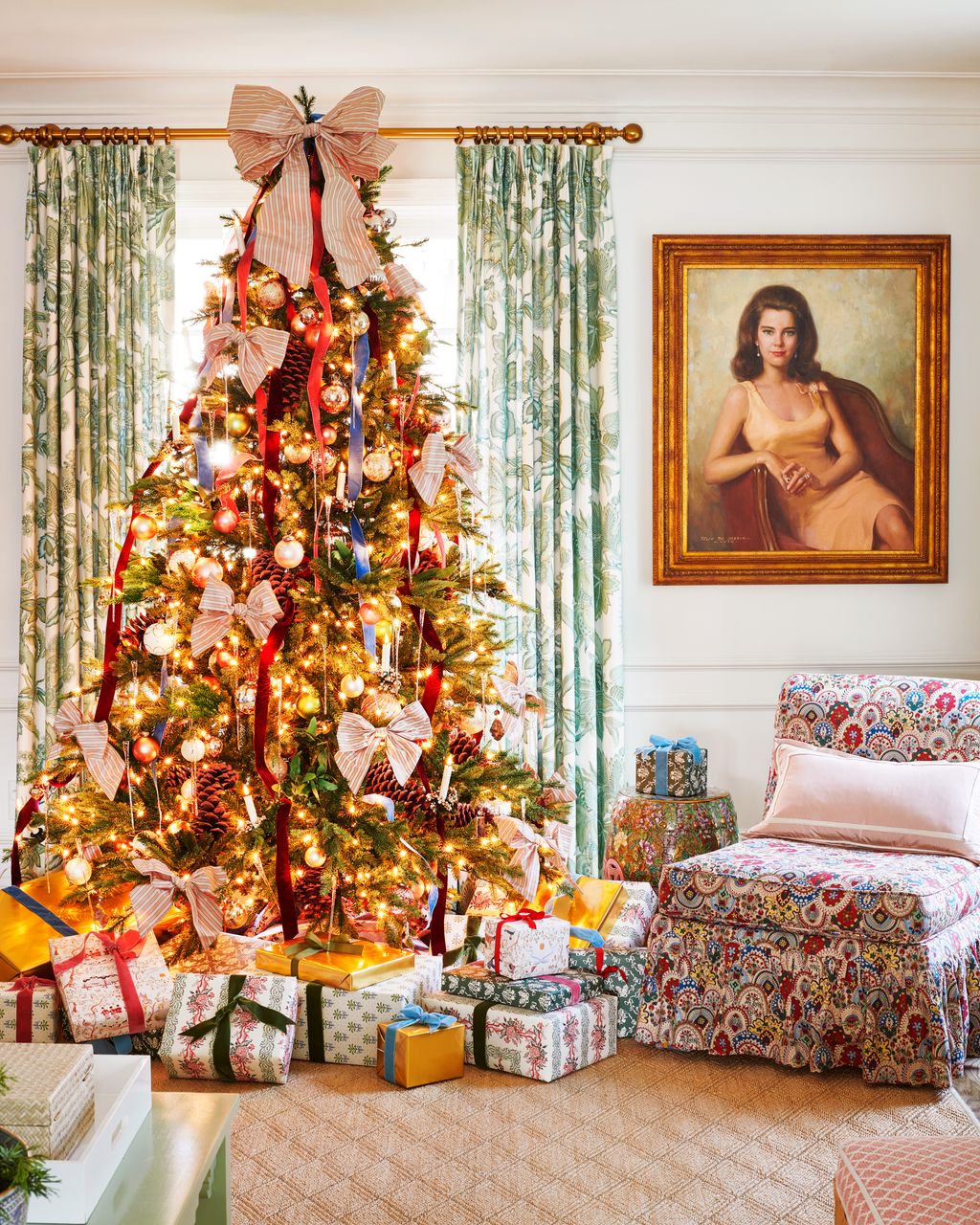 Eclectic Traditional Christmas Tree with Large Bows Eclectic Traditional Christmas Tree with Large Bows — Christmas Tree Themes