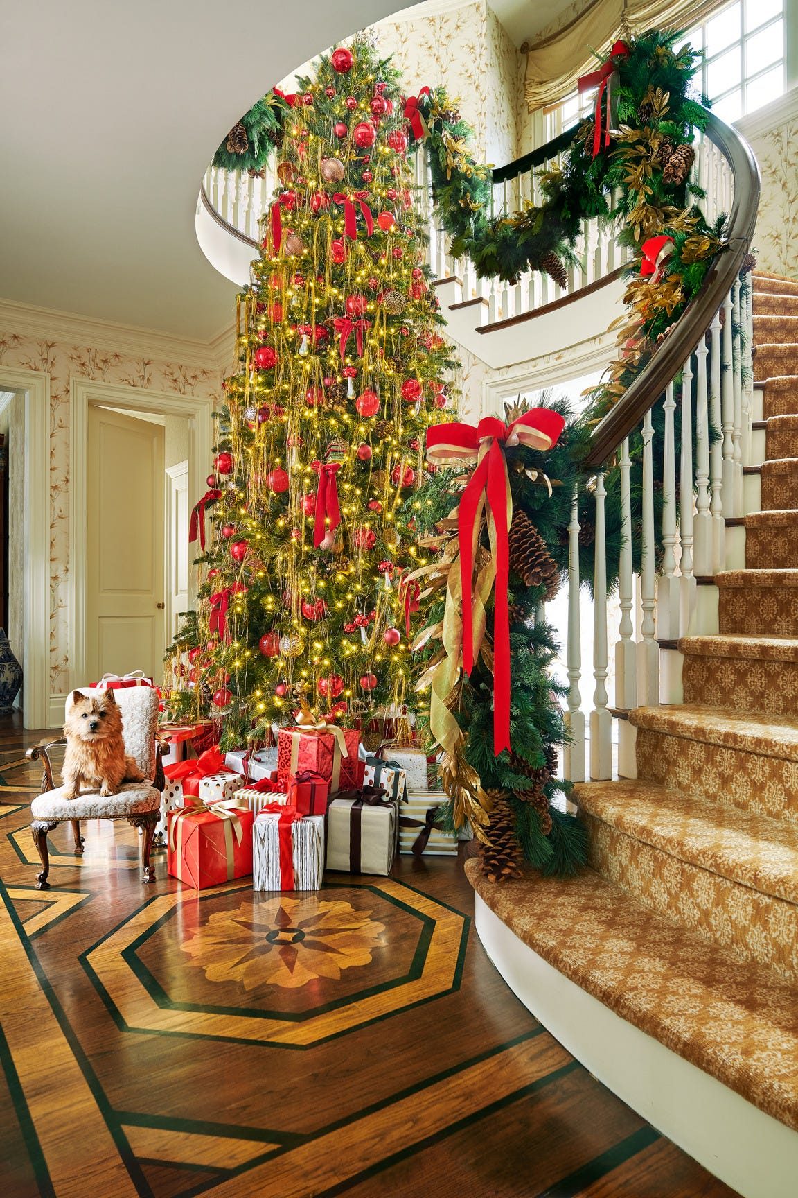 Grand Entryway Christmas Tree with Sweeping Staircase Garland — Christmas Decor