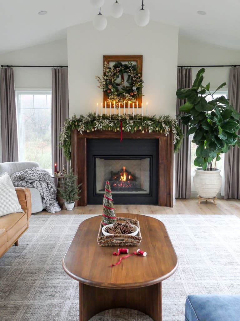Lavish Traditional Mantel with Abundant Garland Lavish Traditional Mantel with Abundant Garland — Christmas Mantel Decor