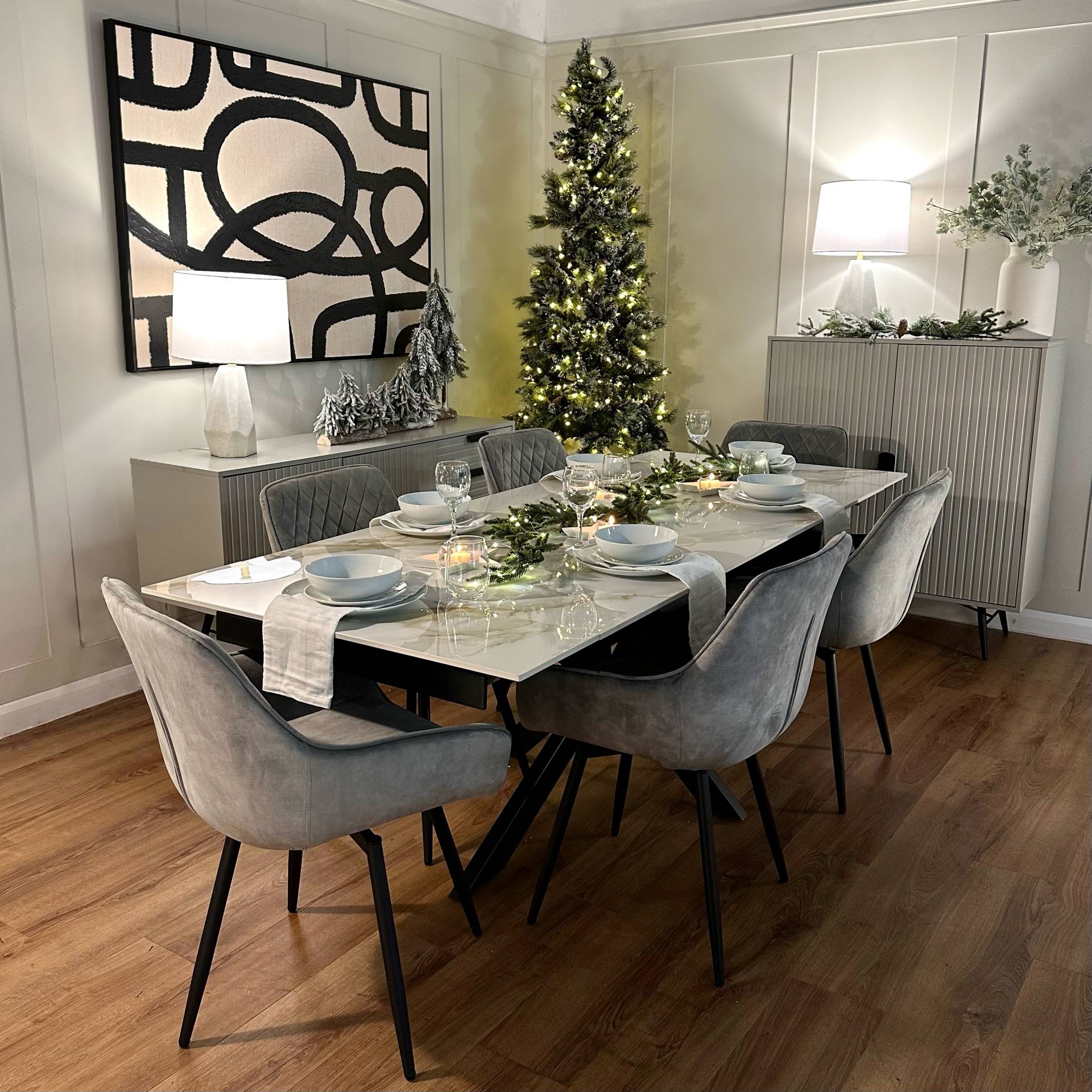 Modern Dining Room with Marble Table and Festive Greenery — Modern Christmas Decor