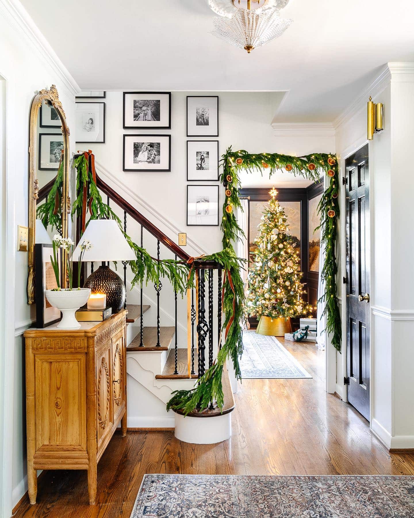 Traditional Evergreen Garland with Family Photos Traditional Evergreen Garland with Family Photos — Christmas Staircase Decor