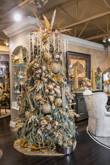 Luxury Christmas Tree in Gold and Champagne Palette — Christmas Tree Decorating