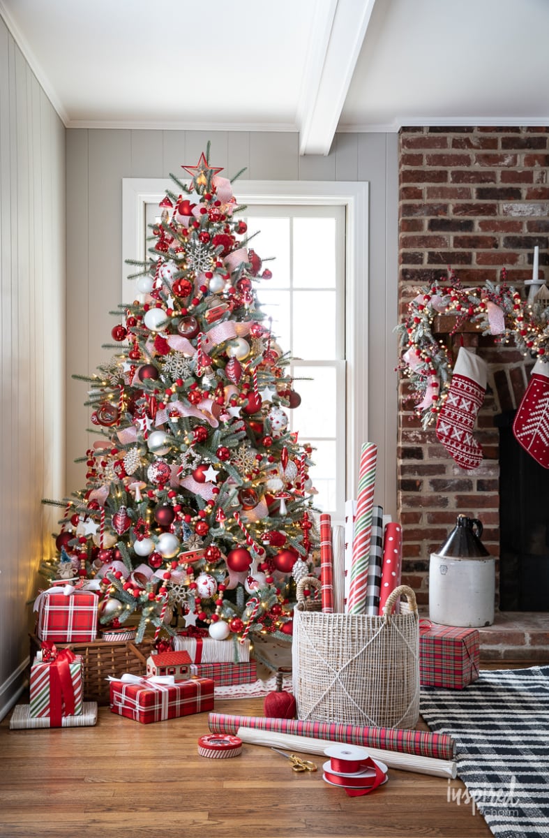 Country-Inspired Christmas Tree with Red and White Country-Inspired Christmas Tree with Red and White — Christmas Tree Themes