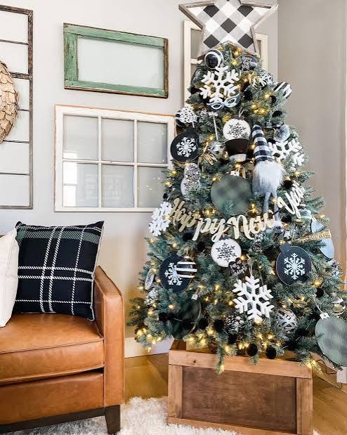 Christmas Tree with Black and White Ornaments for a Cozy New Year's Eve — New Years Eve Party Decor