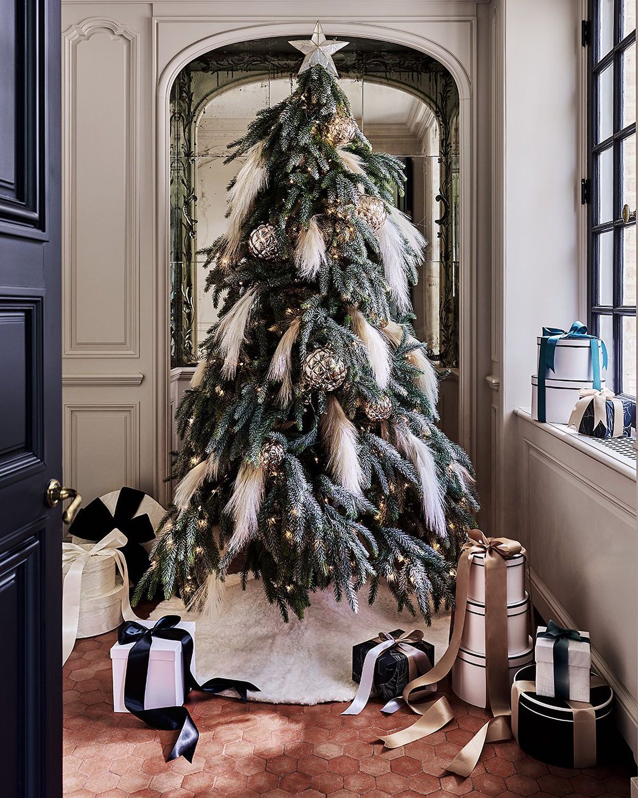 Modern Star Topper with Pampas Grass Accents — Christmas Tree Topper
