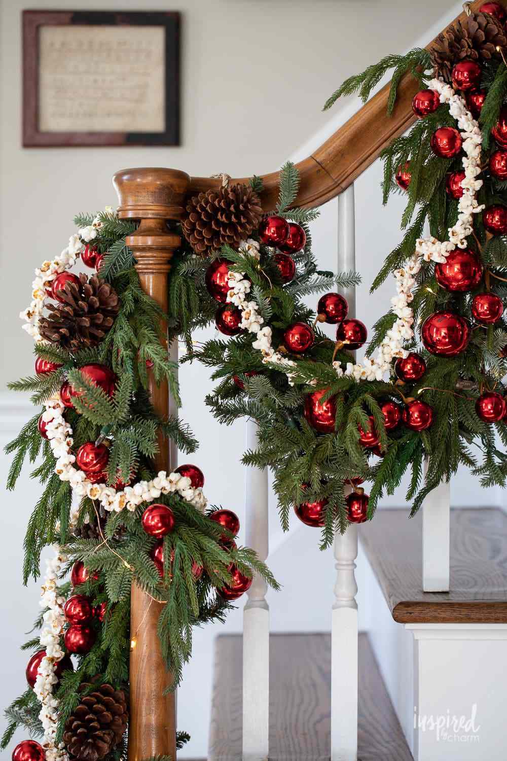Traditional Staircase Garland with Popcorn and Ornaments Traditional Staircase Garland with Popcorn and Ornaments — Christmas Garland