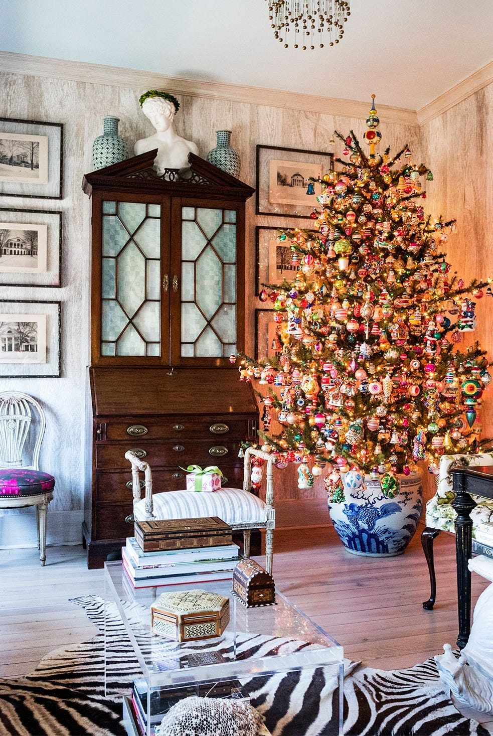 Traditional Living Room with a Fully Decorated Christmas Tree Focal Point Traditional Living Room with a Fully Decorated Christmas Tree Focal Point — Christmas Apartment Decor
