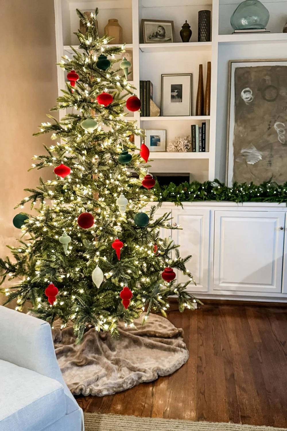Modern Minimalist Christmas Tree with Faux Fur Skirt — Christmas Tree Decorating