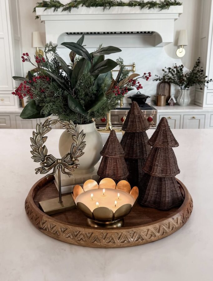 Modern Kitchen Island with Wicker Christmas Trees and Laurel Wreath — Christmas Kitchen Decor