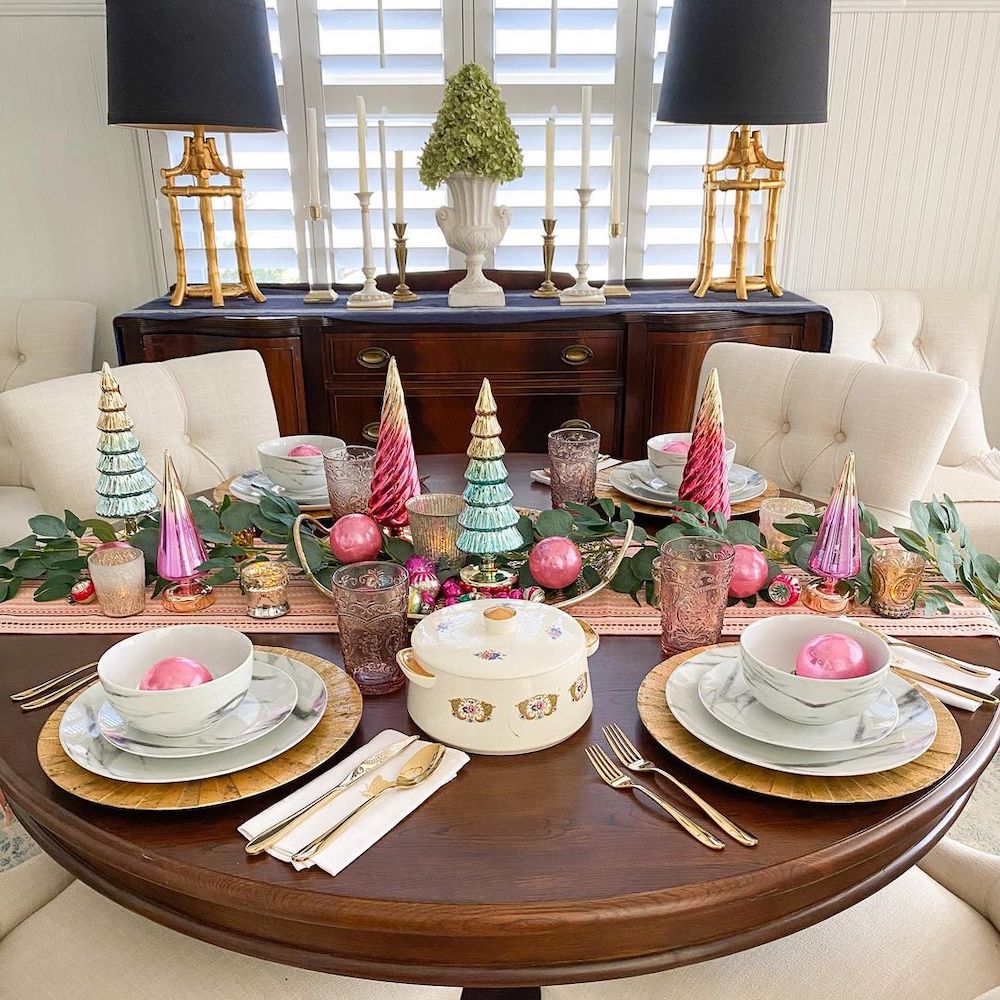 37 Christmas Dining Room Ideas for a Festive Table!