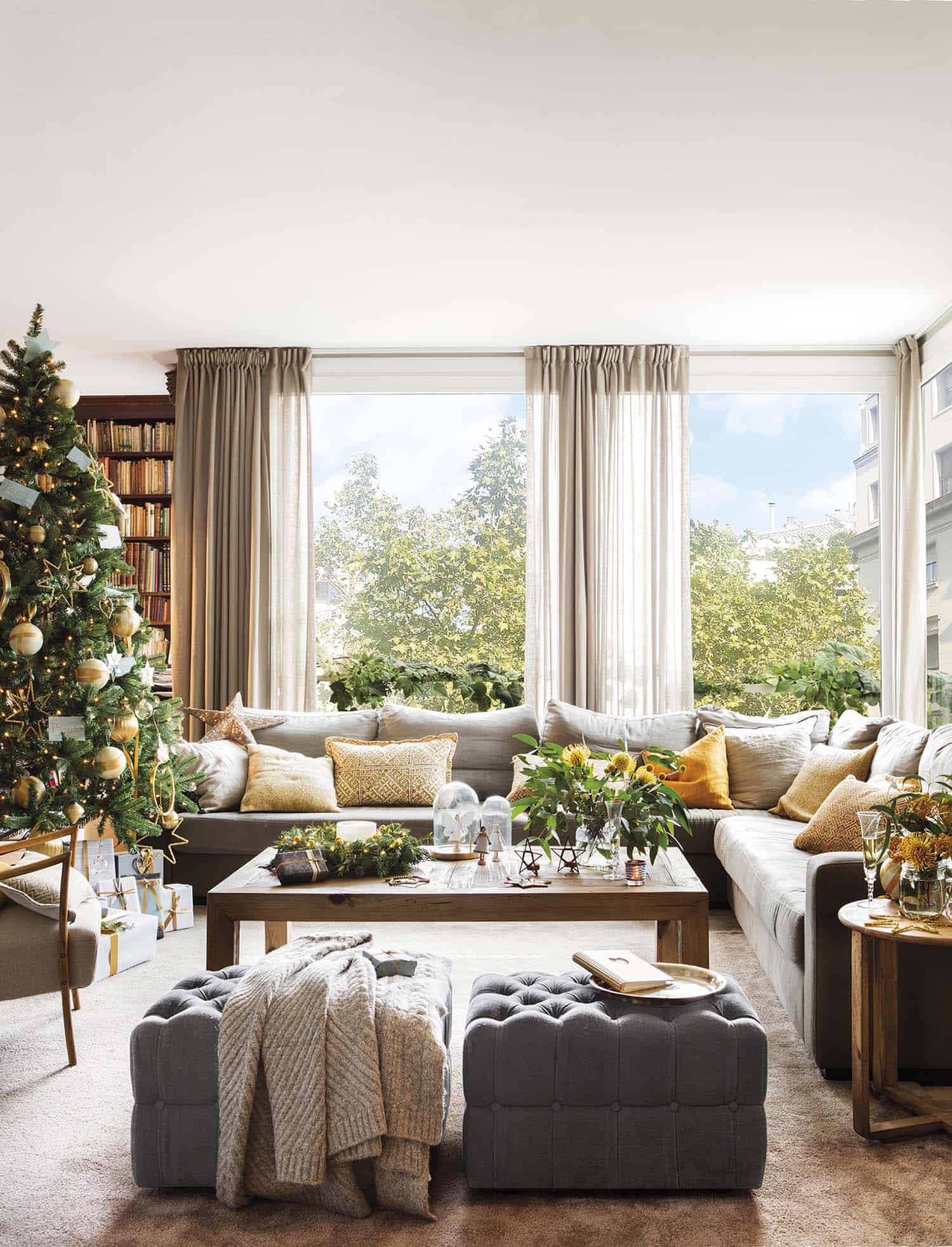 Modern Open-Plan Apartment with Christmas Tree and City Views Modern Open-Plan Apartment with Christmas Tree and City Views — Christmas Apartment Decor