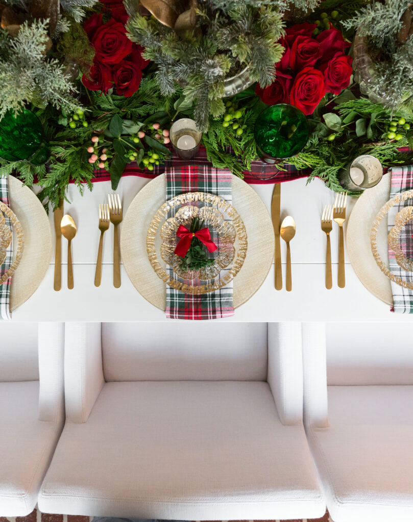 Overhead View of a Christmas Dining Table with Garland Centerpiece Overhead View of a Christmas Dining Table with Garland Centerpiece — Red and Green Christmas Decor