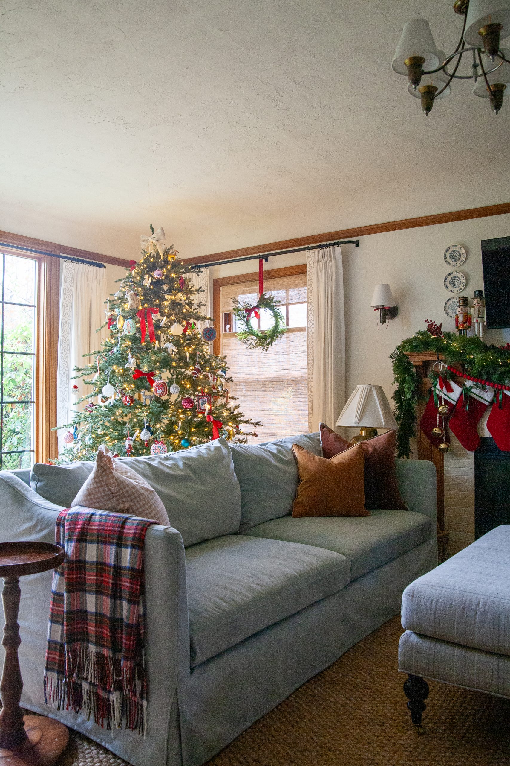 Sofa Facing Fireplace And Christmas Tree Cozy Traditional Living Room with Christmas Tree, Fireplace, and Plaid Throw — Tradi