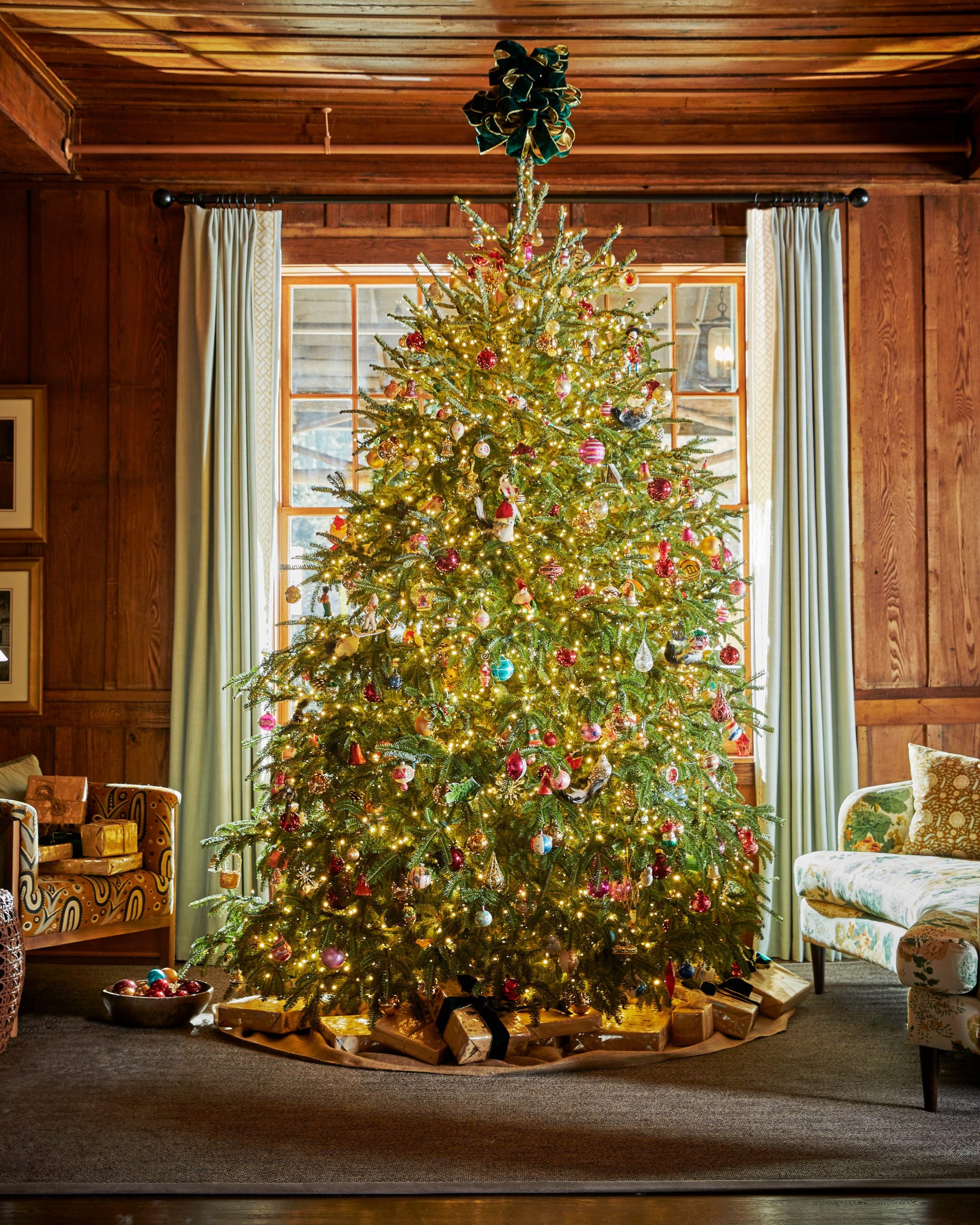 Traditional Tree with Abundant Colorful Vintage Ornaments Traditional Tree with Abundant Colorful Vintage Ornaments — Christmas Tree Trends 2026