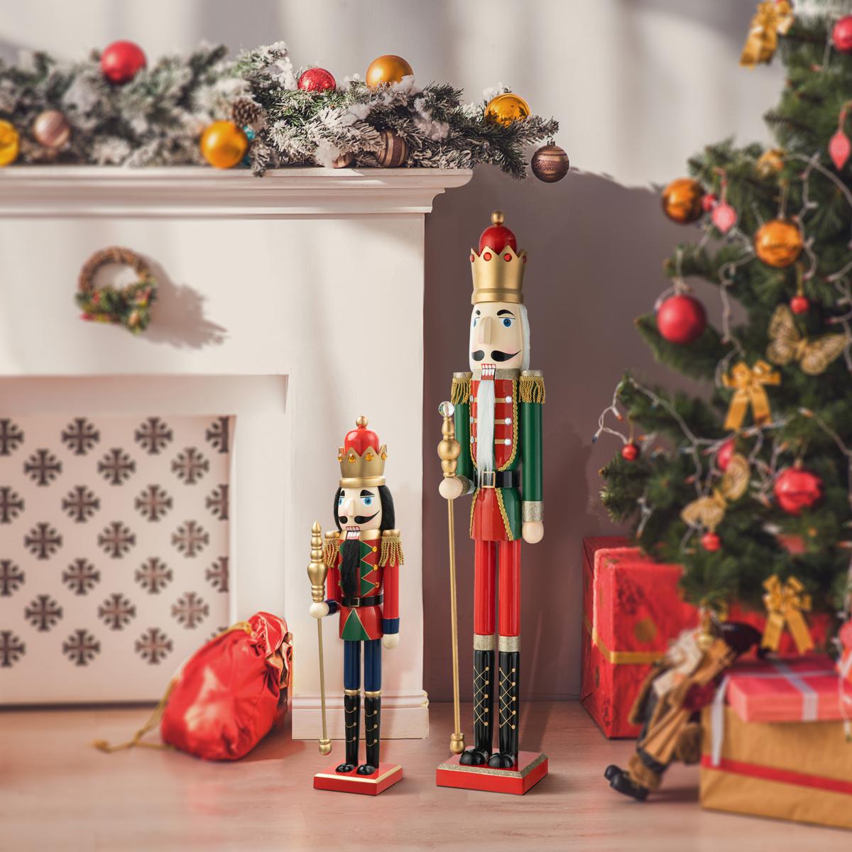 Pair of Nutcrackers in a Classic Living Room Setting Pair of Nutcrackers in a Classic Living Room Setting — Nutcracker Christmas Decor