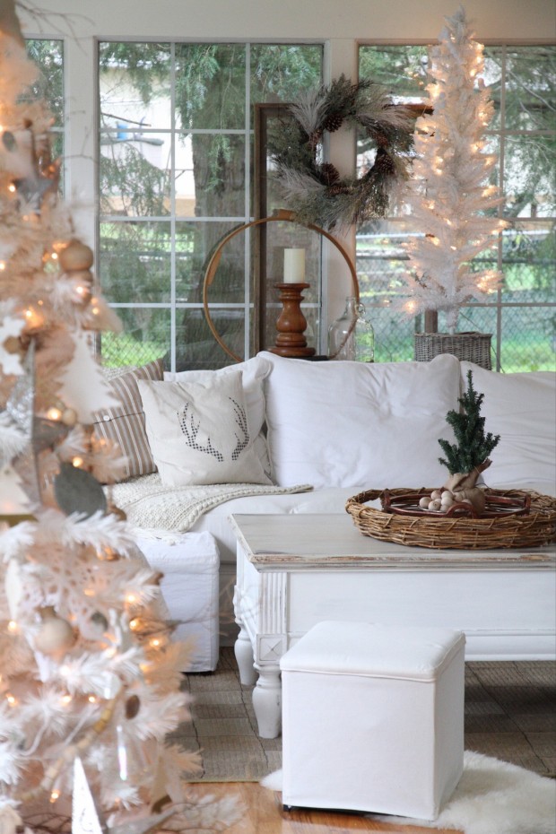 Coastal Farmhouse Living Room with White Flocked Tree and Wreath Coastal Farmhouse Living Room with White Flocked Tree and Wreath — White Christmas Decor