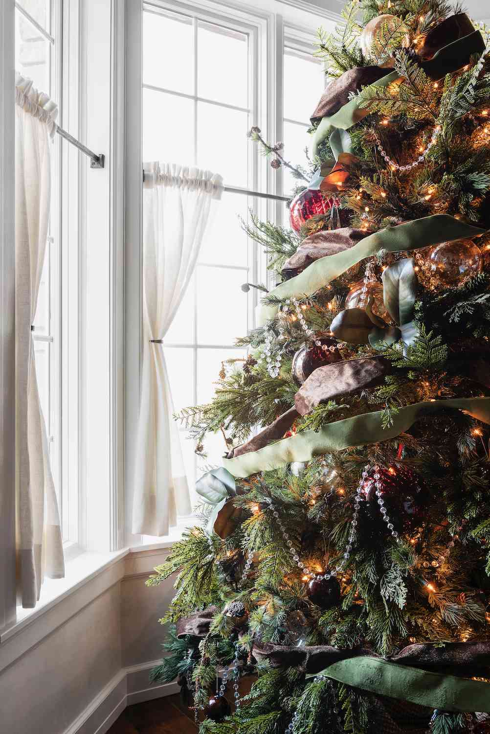 Elegant Living Room Corner with Green Ribbon Christmas Tree — Elegant Christmas Decor