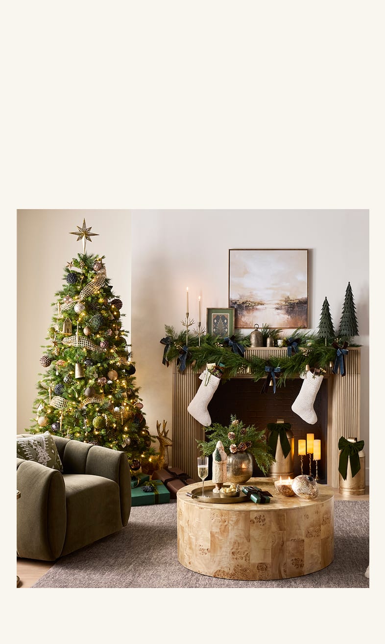 Modern Fireplace with Navy Ribbon Garland and Decorated Christmas Tree Modern Fireplace with Navy Ribbon Garland and Decorated Christmas Tree — Christmas Fireplace Decor