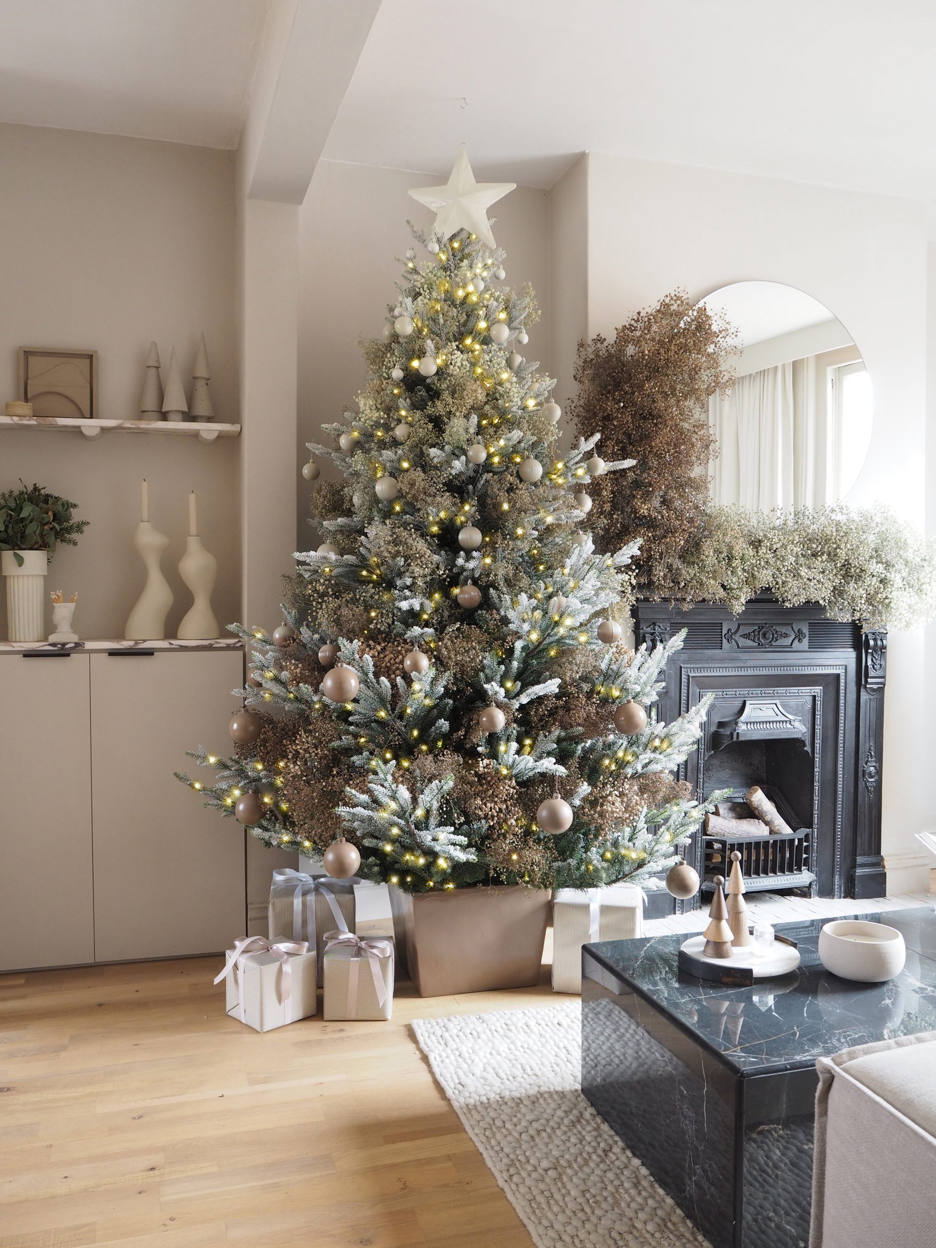 Simple White Star Topper on a Cozy Christmas Tree — Christmas Tree Topper