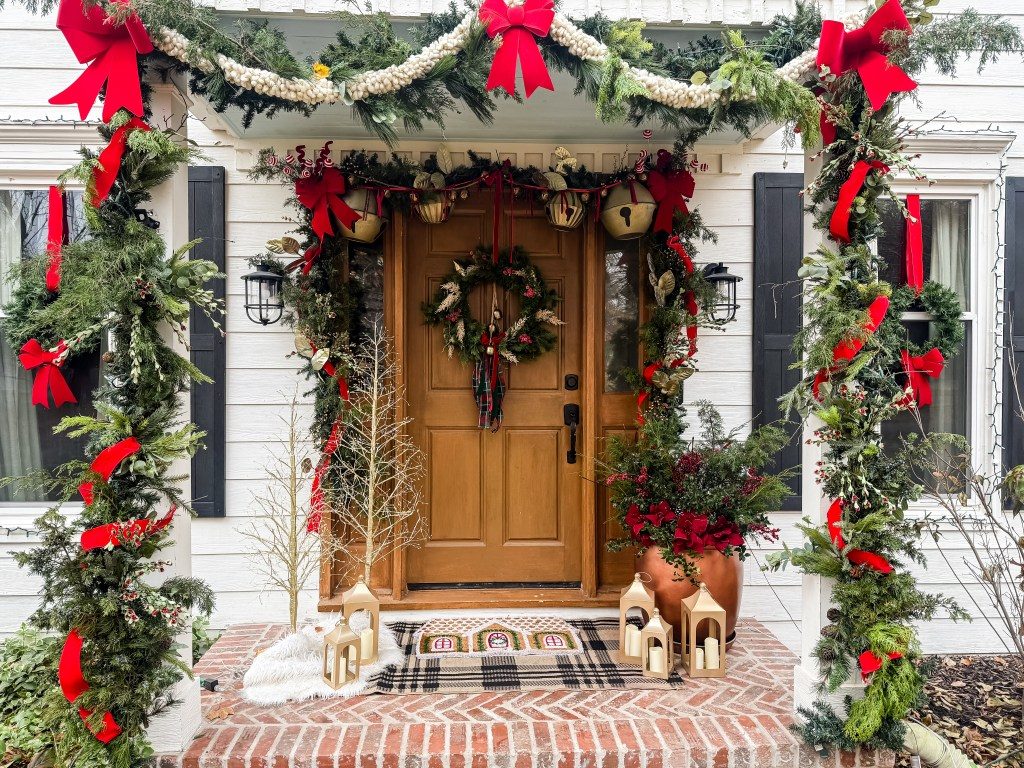 Traditional Christmas Porch with Abundant Greenery and Bows Traditional Christmas Porch with Abundant Greenery and Bows — Christmas Porch Decor
