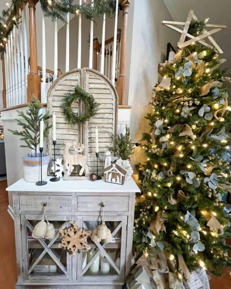 Rustic Entryway Cabinet with Christmas Tree and Wooden Reindeer Rustic Entryway Cabinet with Christmas Tree and Wooden Reindeer — Christmas Entryway Decor