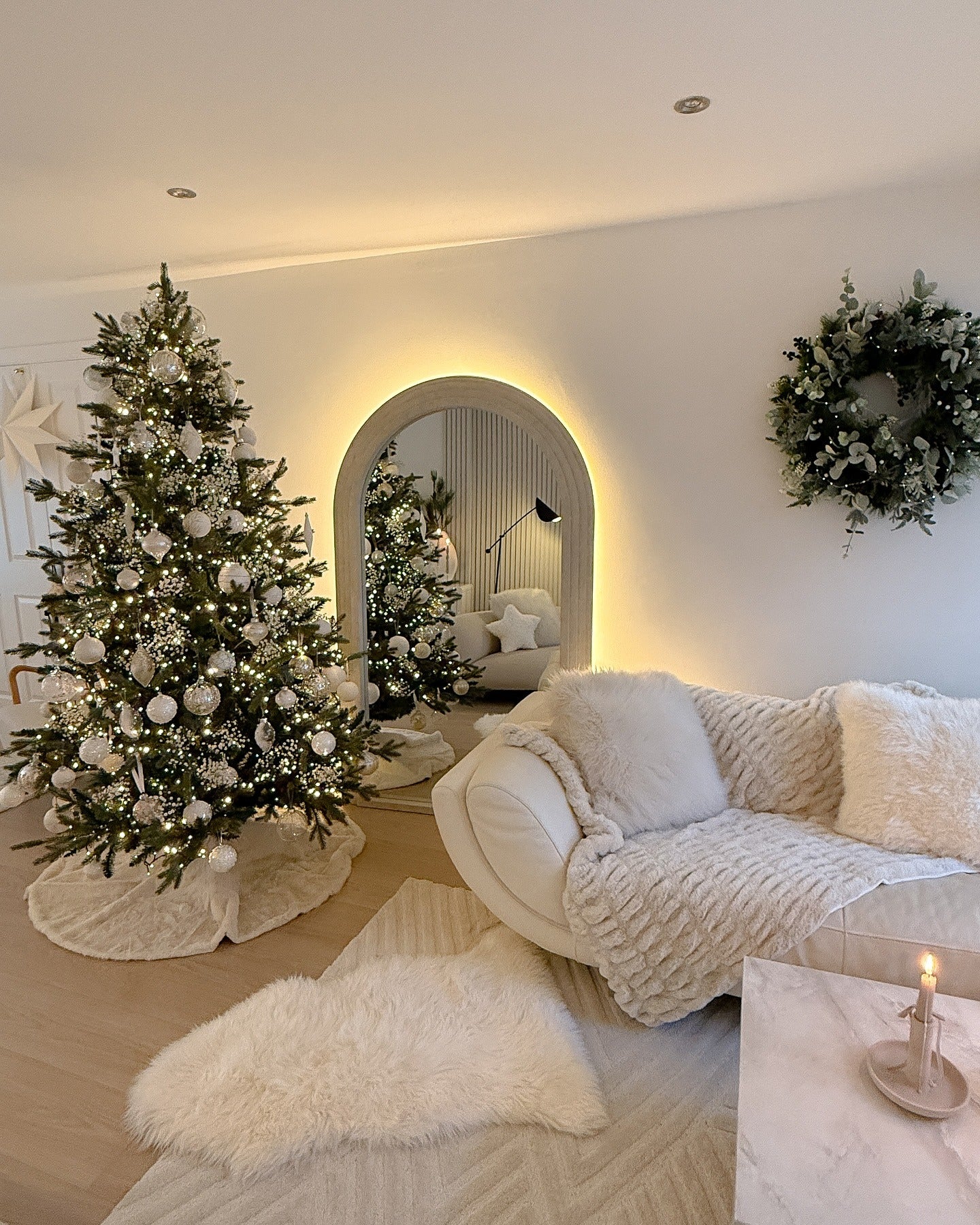 Monochromatic Minimalist Christmas Living Room in White and Cream Monochromatic Minimalist Christmas Living Room in White and Cream — Christmas Living Room Decor