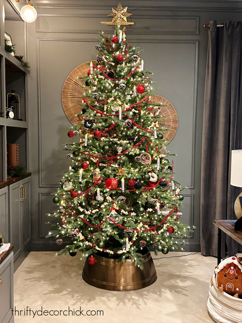 Modern Farmhouse Christmas Tree with Pinecones — Christmas Tree Decorating
