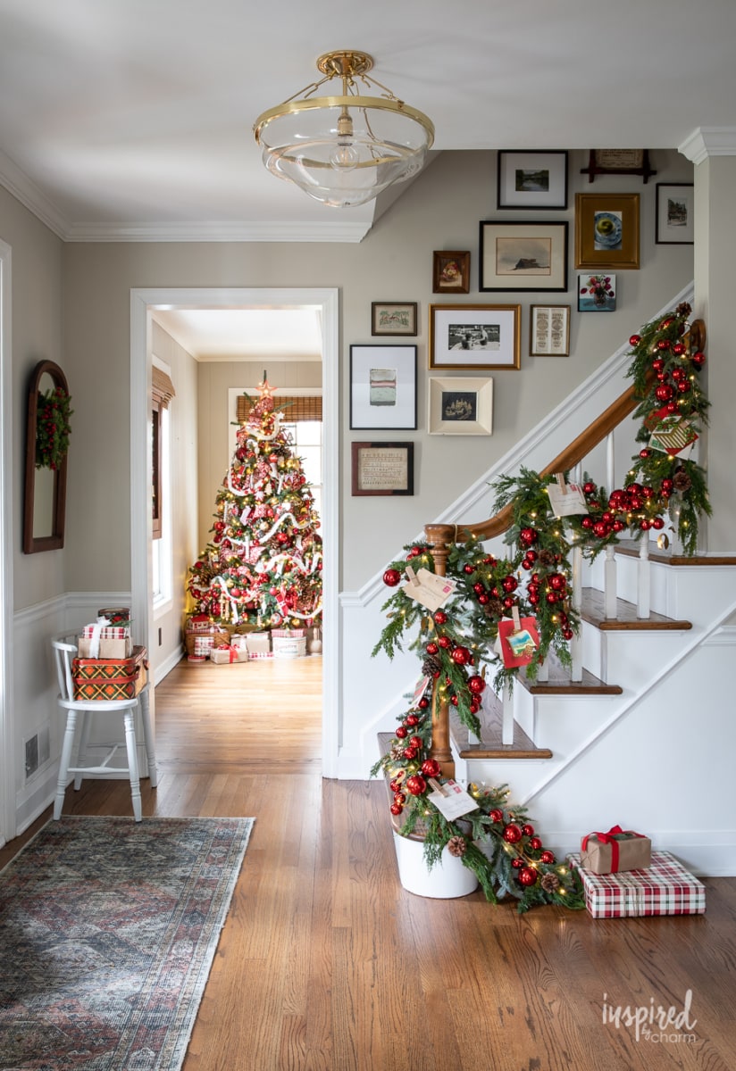 Traditional Hallway with Red Ornament Garland Traditional Hallway with Red Ornament Garland — Christmas Staircase Decor